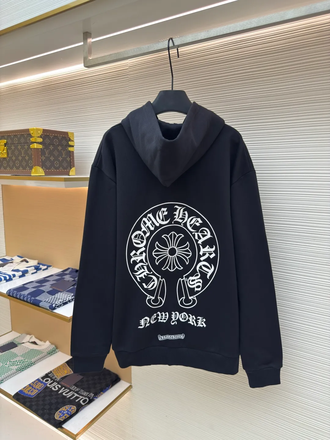 Chrome Hearts New York City limited zipper jacket ●Authentic product: purchased and developed for 7999 ●Item number: 1680452-A95 ●Material: Thin velvet coarse fish scale fabric ●Technology: glue printing ●Version: loose version ●Weight: about 735 grams ●Size: S-M-L-XL ●Description: The fabric is made of 420 grams of thin velvet fish scale fabric, and the printing is printed by hand glue according to the original version. The finished product is sanded and washed to shape. It feels great in the hand. Genuine antique silver distressed chain head. The overall wiring is straight and delicate, the fabric is comfortable and soft, and the color is consistent without color difference. It can be matched with the same style to create a fashionable look and control various occasions. Customized accessories, complete with three standards, same style for men and women!